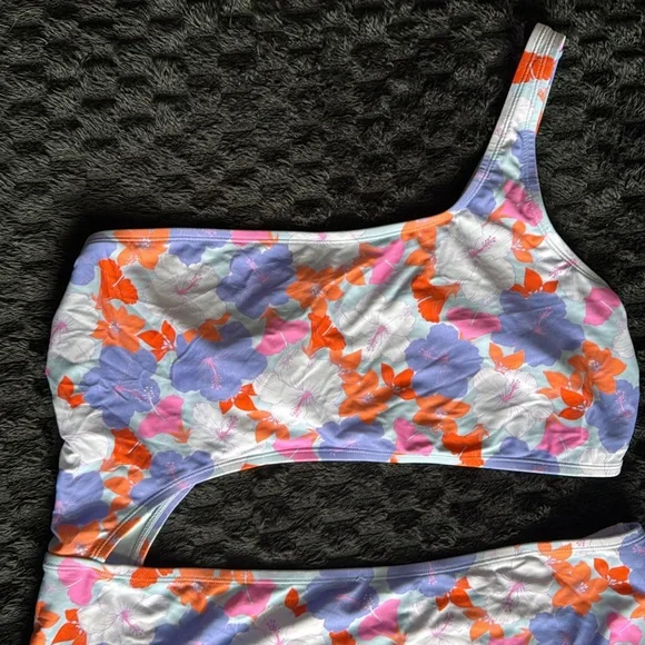 Bathing Suit - Picture 3 of 5